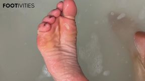 Wet Wrinkly Feet in Bath POV