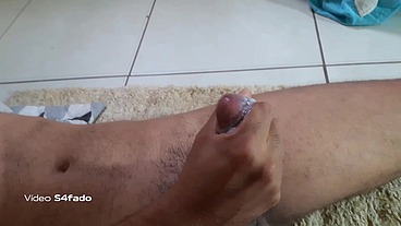 Garotos safados batendo punheta e gozando